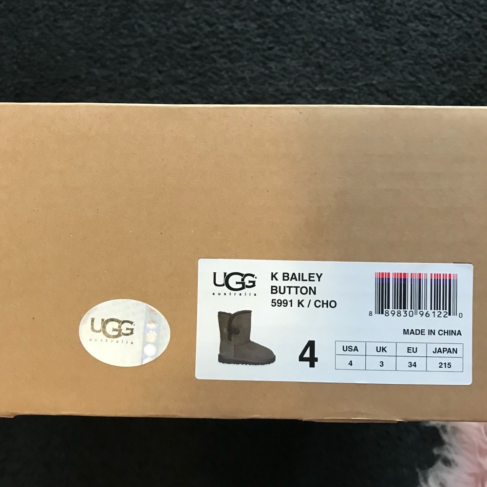 Chocolate Bailey button ugg